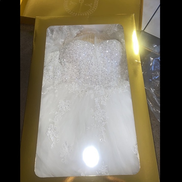 Wedding dress - Picture 1 of 12